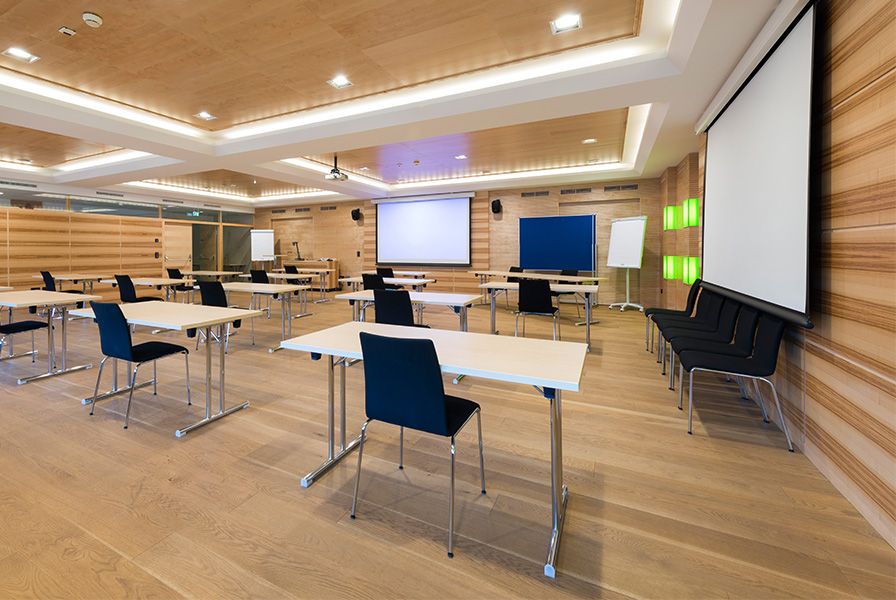 Moderner Konferenzraum mit Akustikausstattung aus Holz