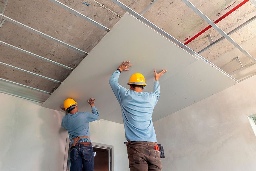 Große Plattendecke auf Metallunterkonstruktion